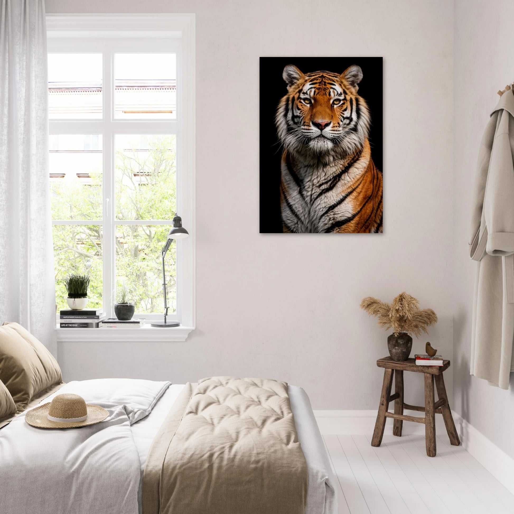 Tigerposter upphängd i ett ljust sovrum bredvid ett fönster och en säng, tydligt motiv med dramatisk bakgrund – Fotorealistisk poster