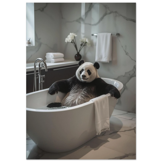 Panda som badar i ett vitt fristående badkar, marmorvägg i bakgrunden