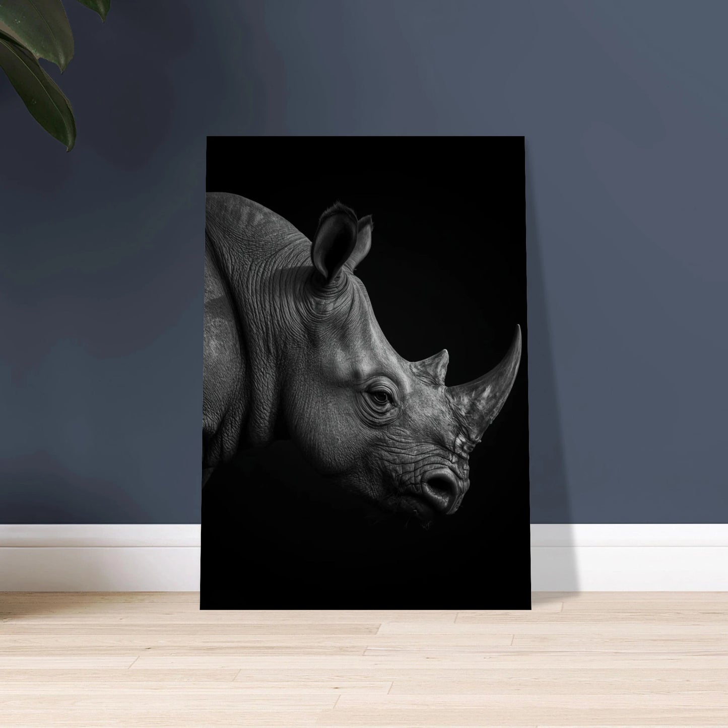 Noshörningens majestätiska profil i svartvitt, med detaljerad hud och horn.
