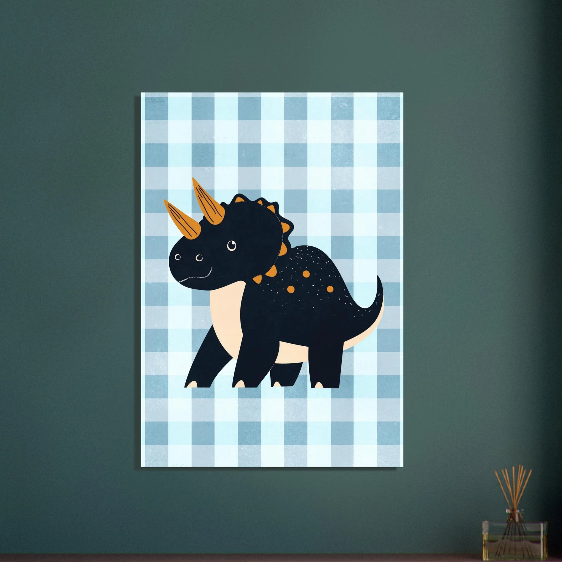 Inramad dinosaurieposter med en mörkblå Triceratops på en mörkgrön vägg
