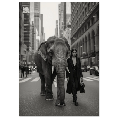 Elefant och kvinna i svart kappa på storstadsgata – svartvit fotokonst