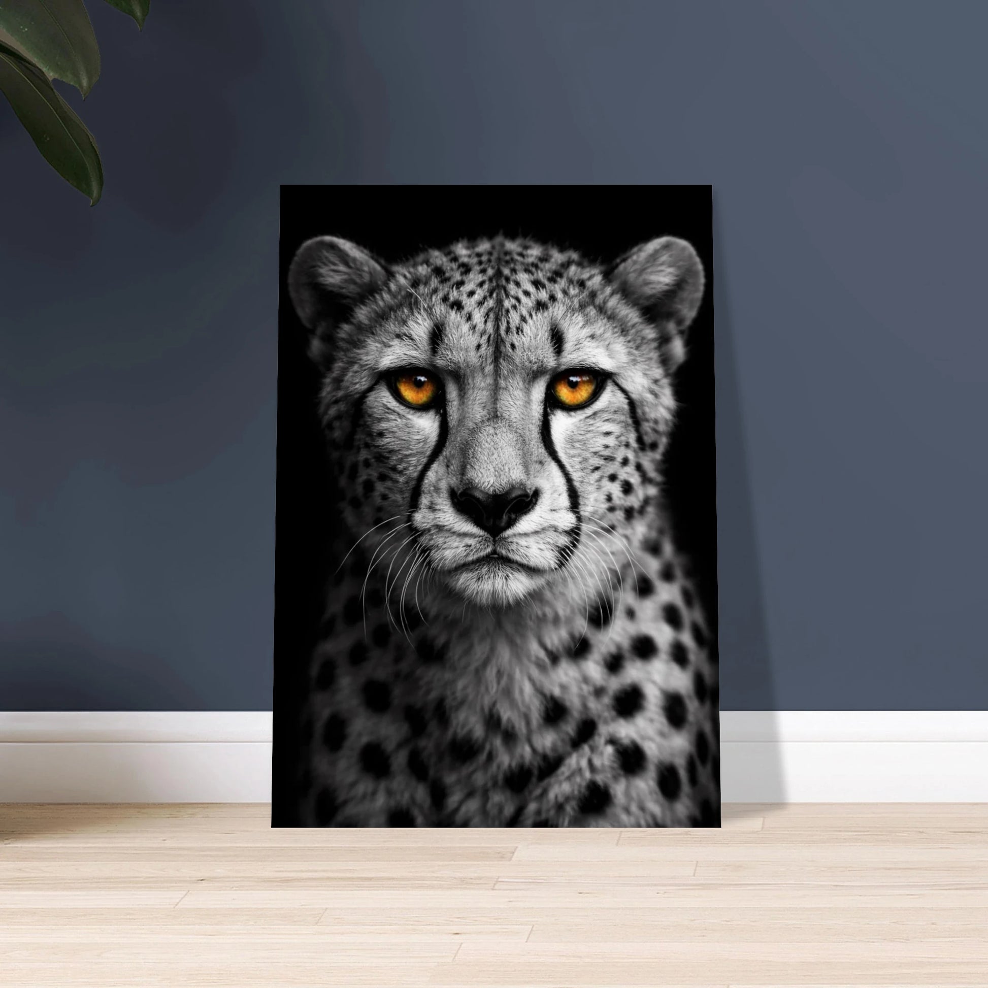 Gepard med glödande orangea ögon mot mörk bakgrund, intensiv blick.