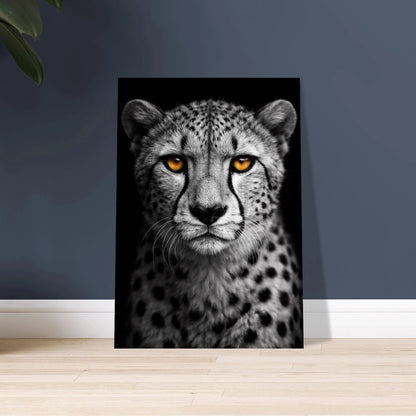Gepard med glödande orangea ögon mot mörk bakgrund, intensiv blick.