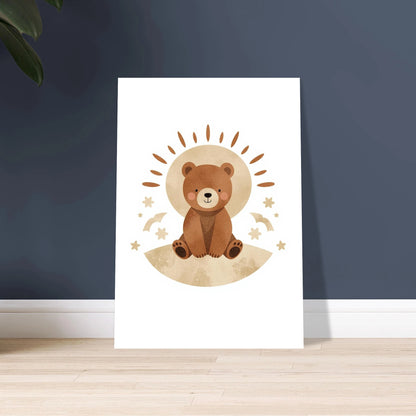Söt liten björn i bohostil, omgiven av stjärnor och sol.