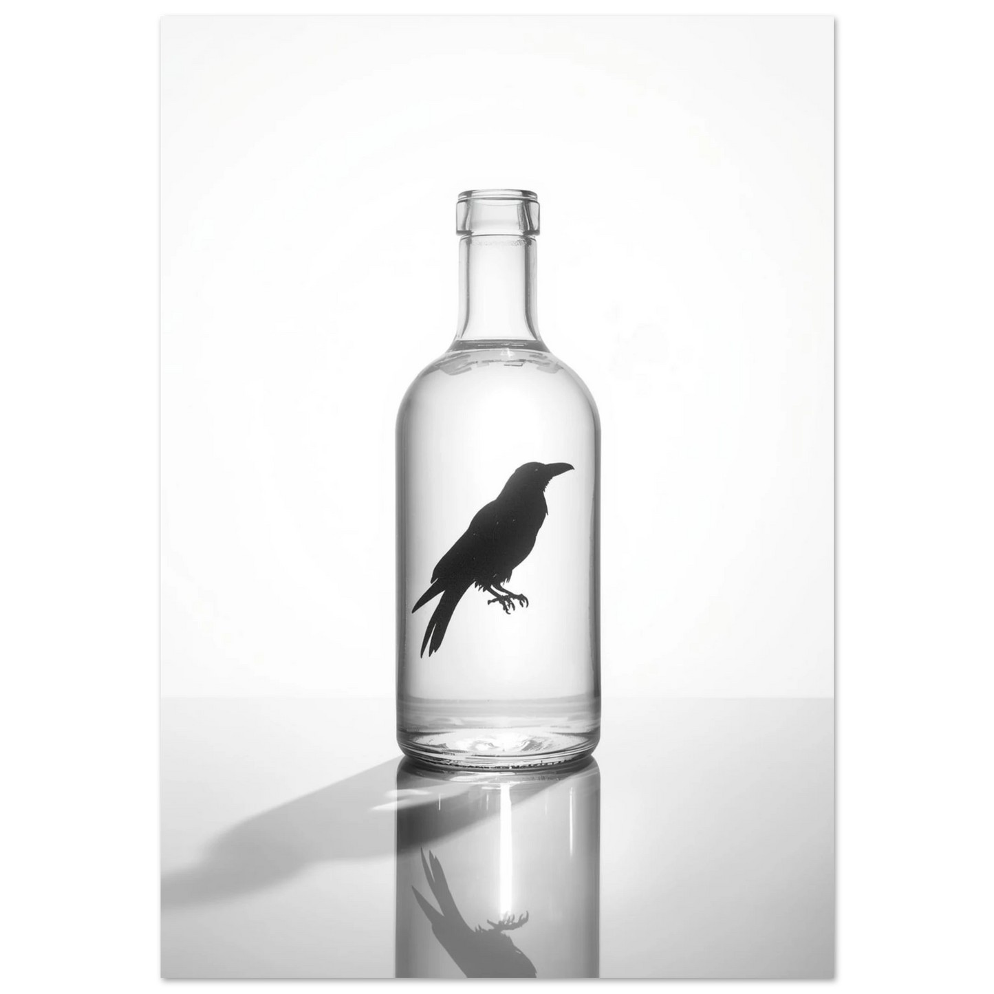 Svart korpsiluett inuti en genomskinlig glasflaska, minimalistisk svartvit djurposter