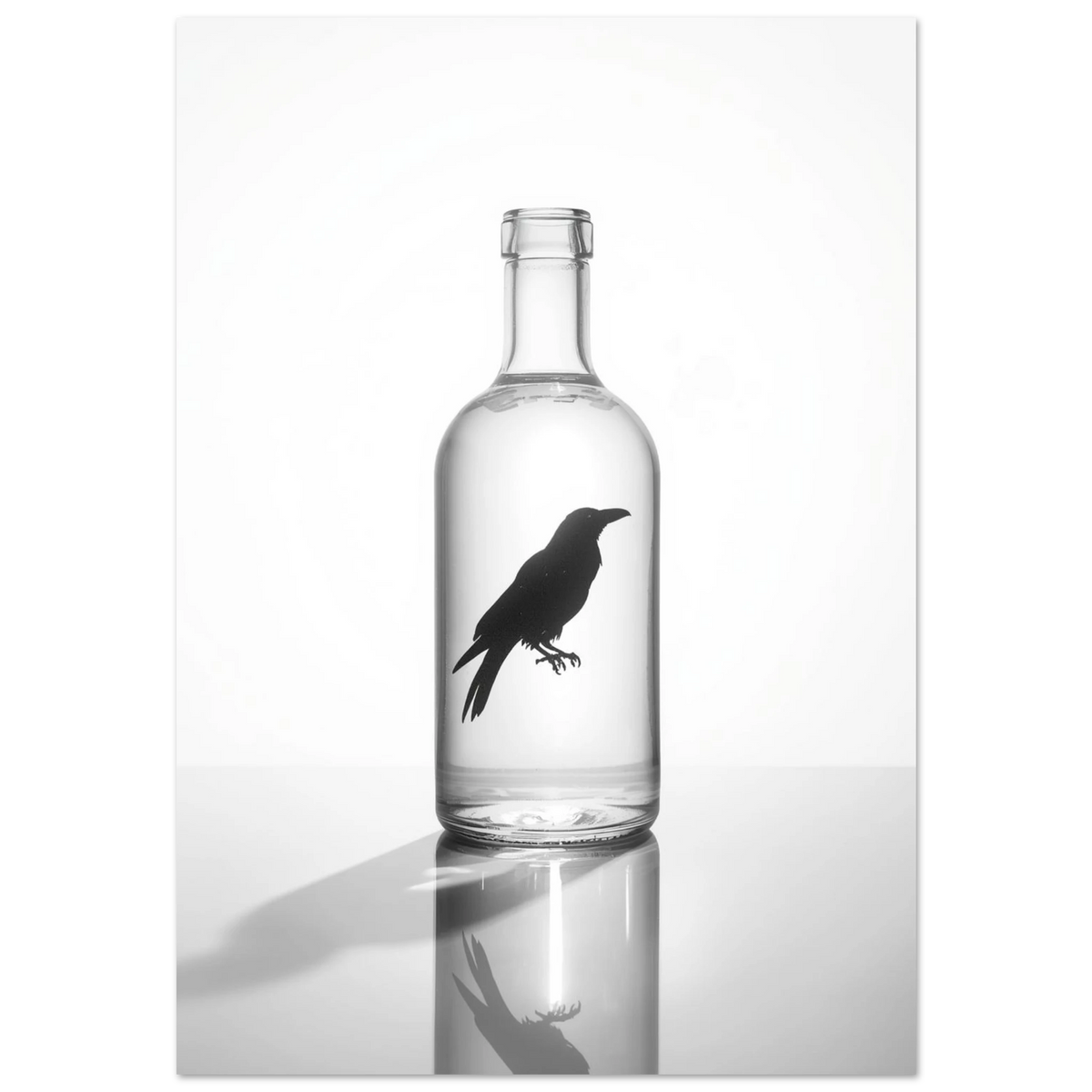 Svart korpsiluett inuti en genomskinlig glasflaska, minimalistisk svartvit djurposter