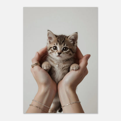 Kattunge i händer med smycken – elegant poster för kattälskare
