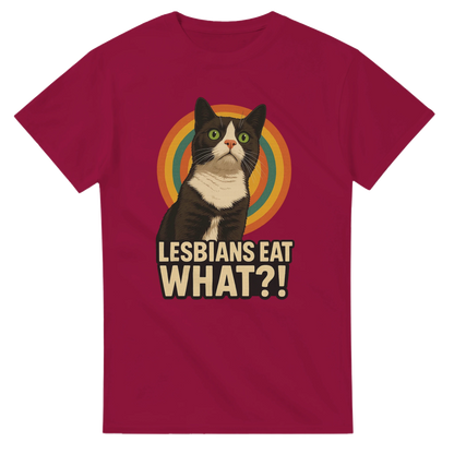 Vinröd t-shirt med grafiskt motiv av en tuxedo-katt och retroestetik