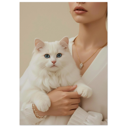 Närbild på fluffig vit katt med intensiv blick – elegant väggkonst