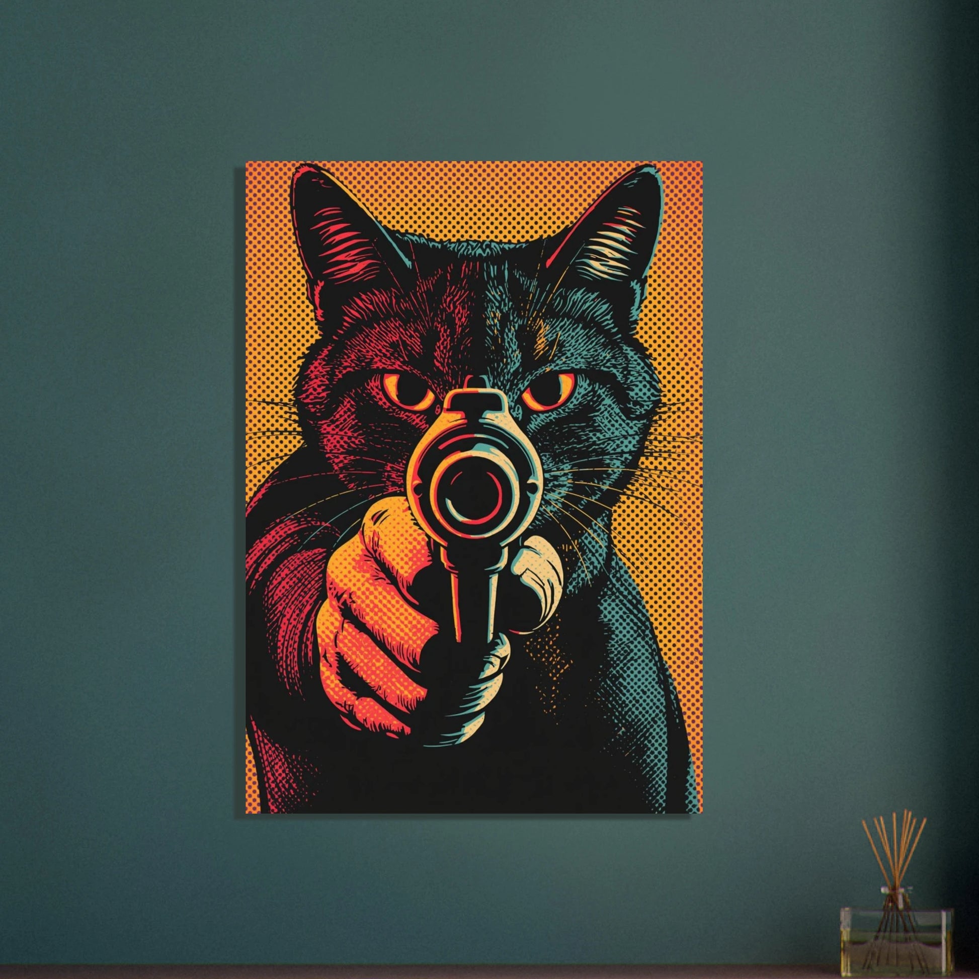 Inramad kattposter med revolver monterad på en mörkblå vägg