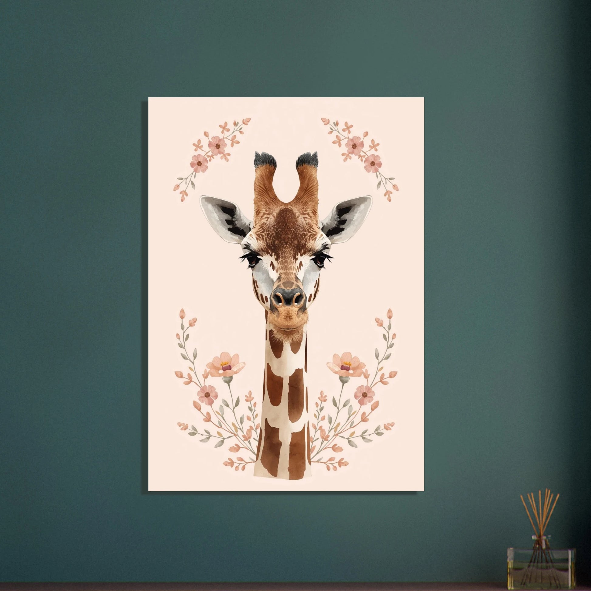 Giraffhuvud i akvarell med blomsterkrans, mjuk och drömsk stämning.