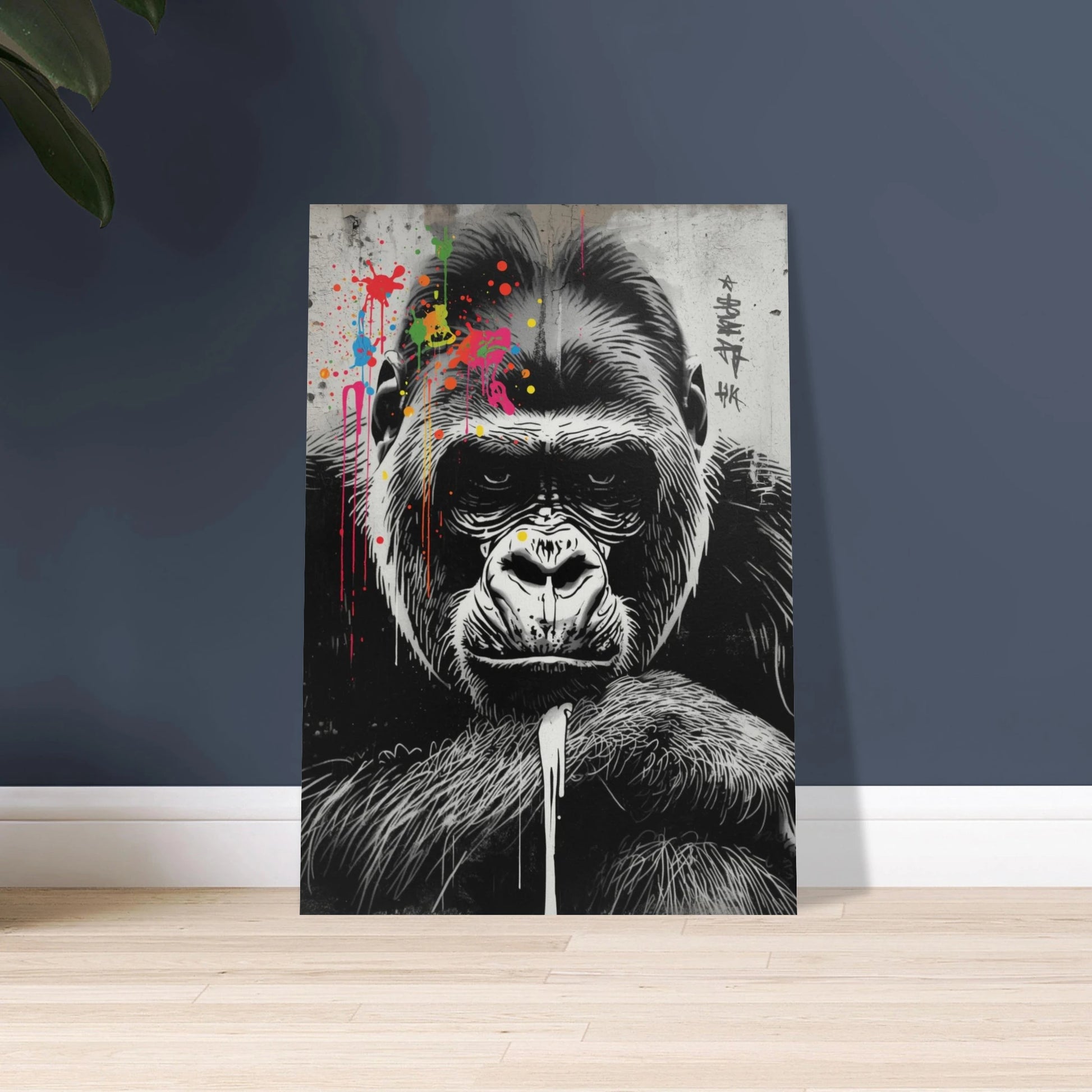 Majestätisk gorilla i street art-stil med färgstänk, urban konst.