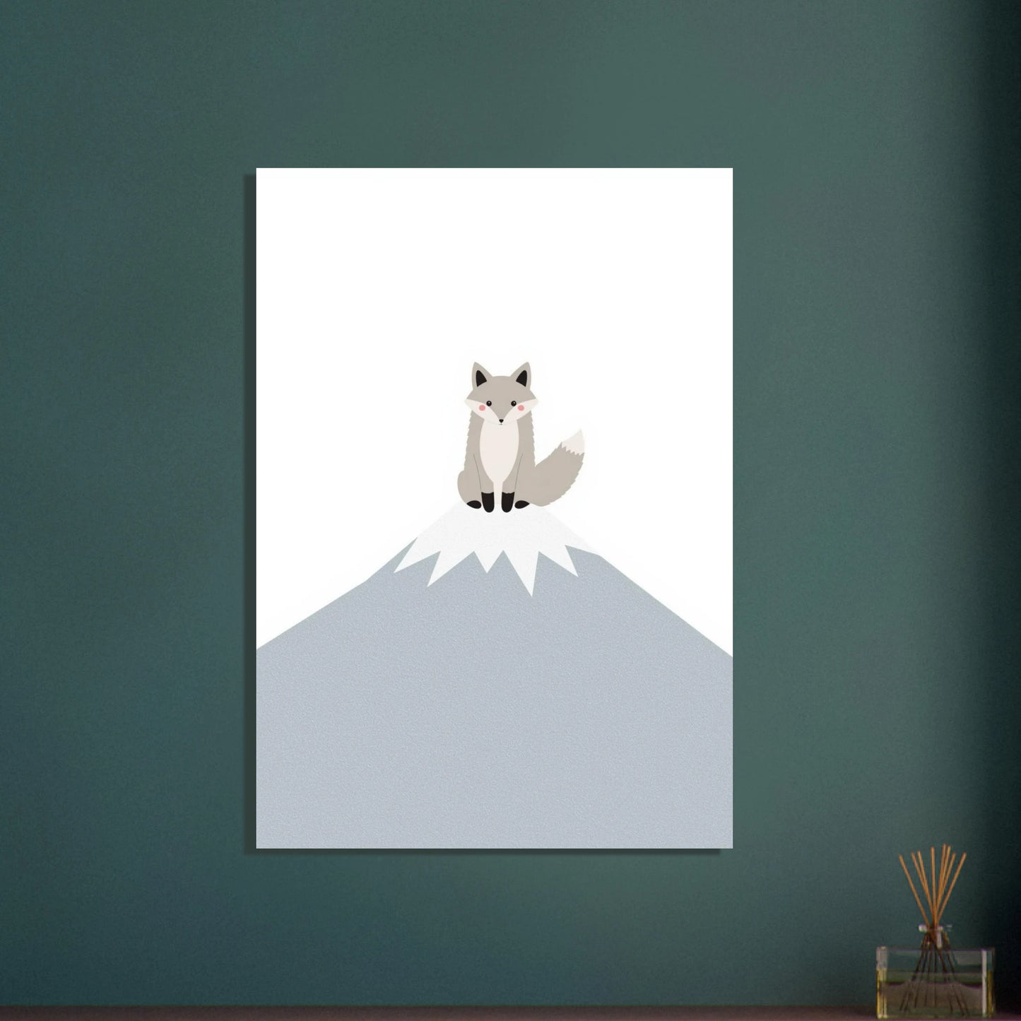 Minimalistisk räv på bergstopp, skandinavisk illustration, lugn stämning