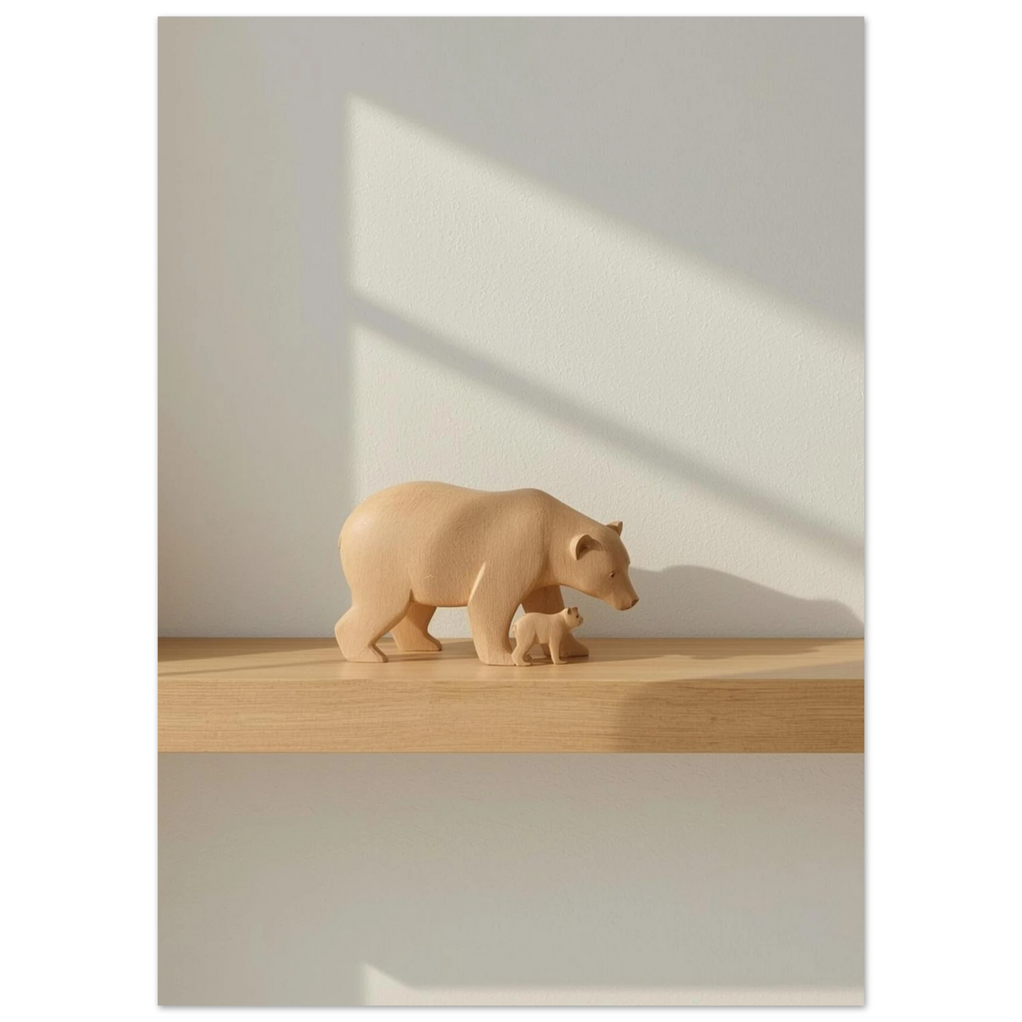 Skandinavisk designposter med björn och unge i naturlig träfärg, varmbeige motiv