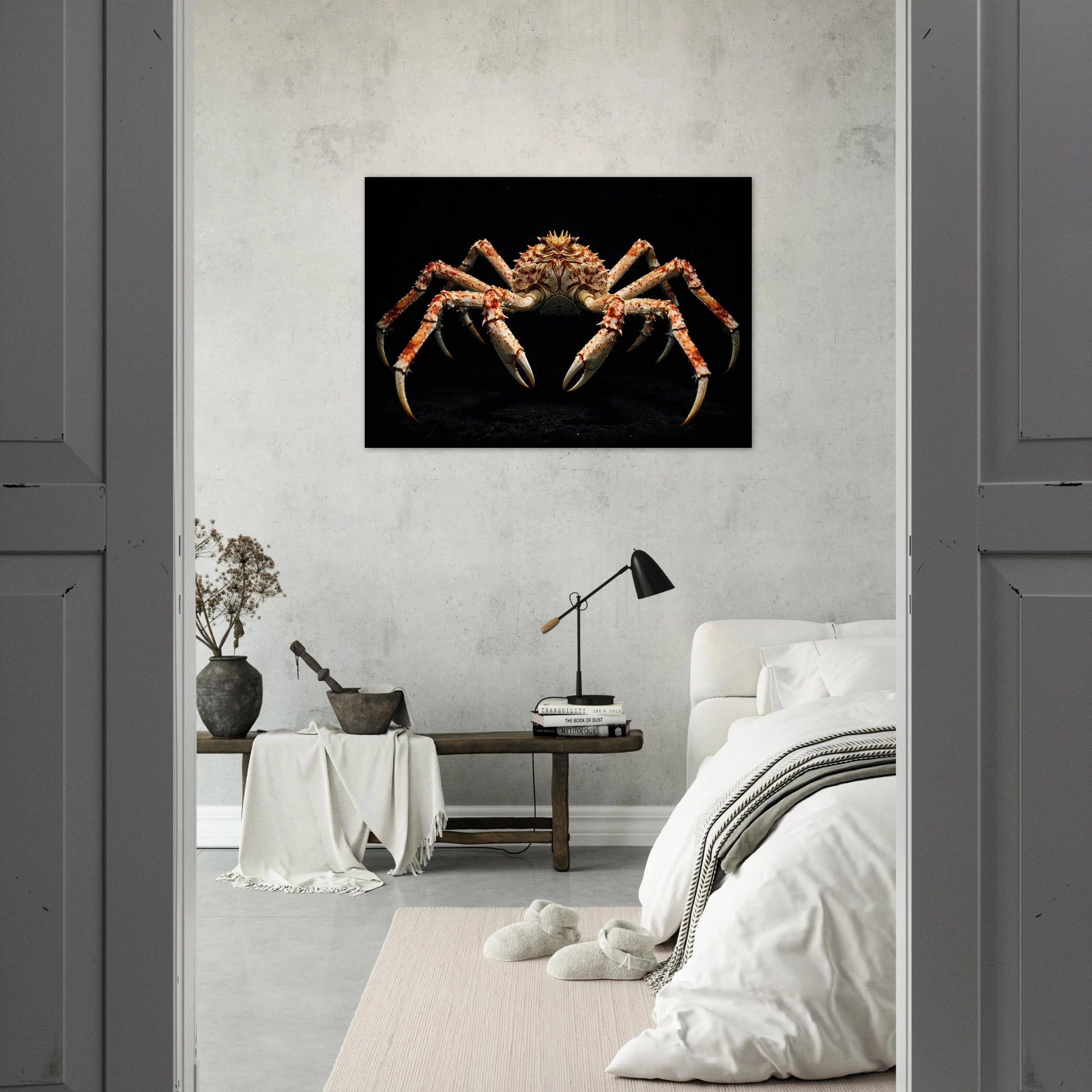 Spindelkrabbaposter på minimalistisk sovrumsvägg synlig genom dörröppning – Fotorealistisk poster