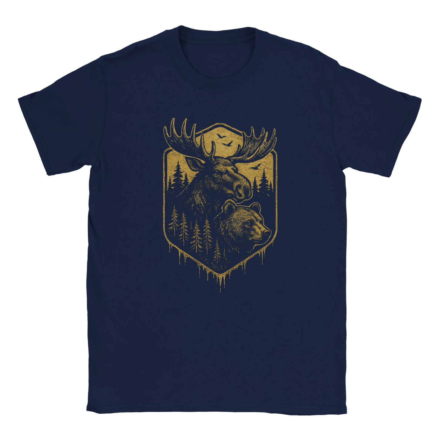 Närbild på tryck med älg och björn inramat av granar på en svart tröja – Retro t-shirt