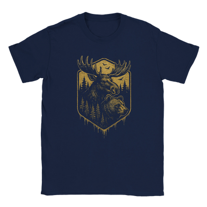 Närbild på tryck med älg och björn inramat av granar på en svart tröja – Retro t-shirt