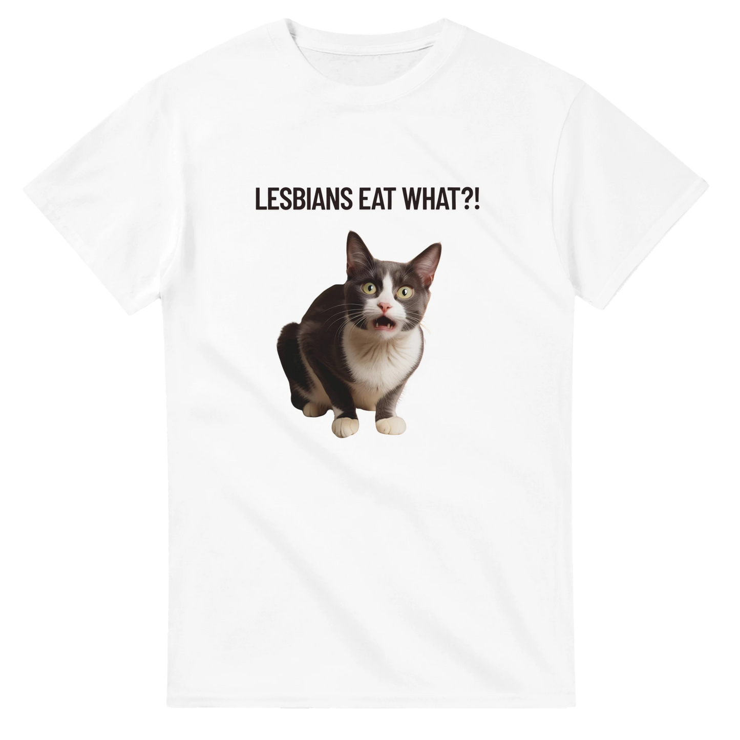 Vit t-shirt med en förvånad svartvit katt och humoristiskt budskap