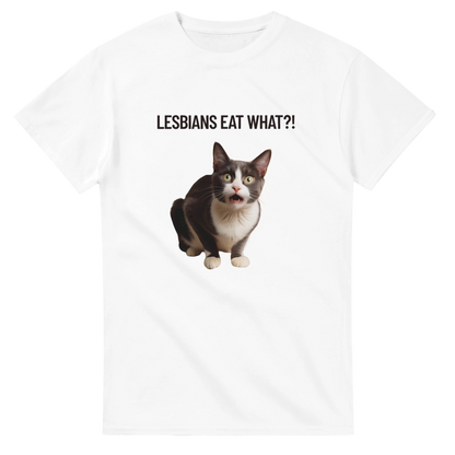 Vit t-shirt med en förvånad svartvit katt och humoristiskt budskap