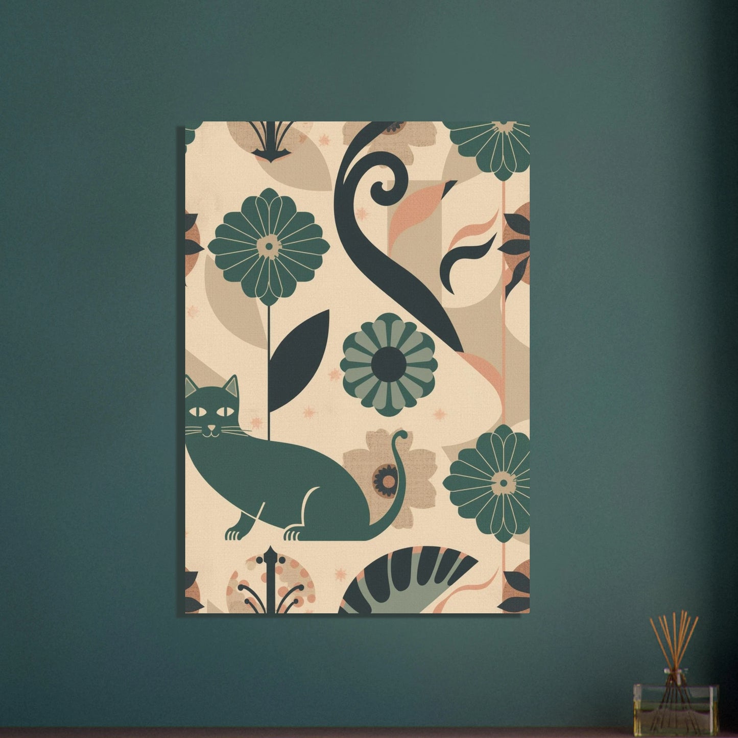 Stiliserad katt i art deco-mönster med blommor och blad