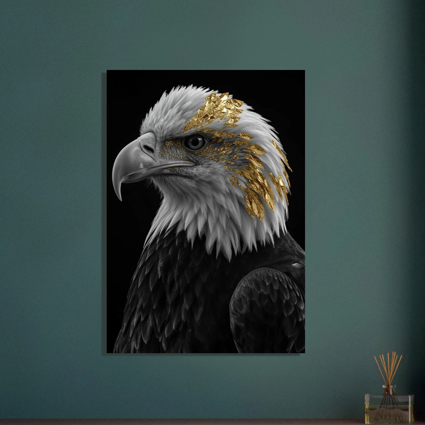 Majestätisk örn med gyllene detaljer, svartvit, intensiv blick.