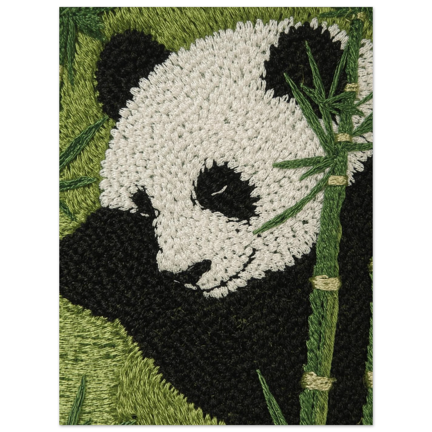 Svartvit panda mot grön bakgrund med realistisk broderieffekt på poster