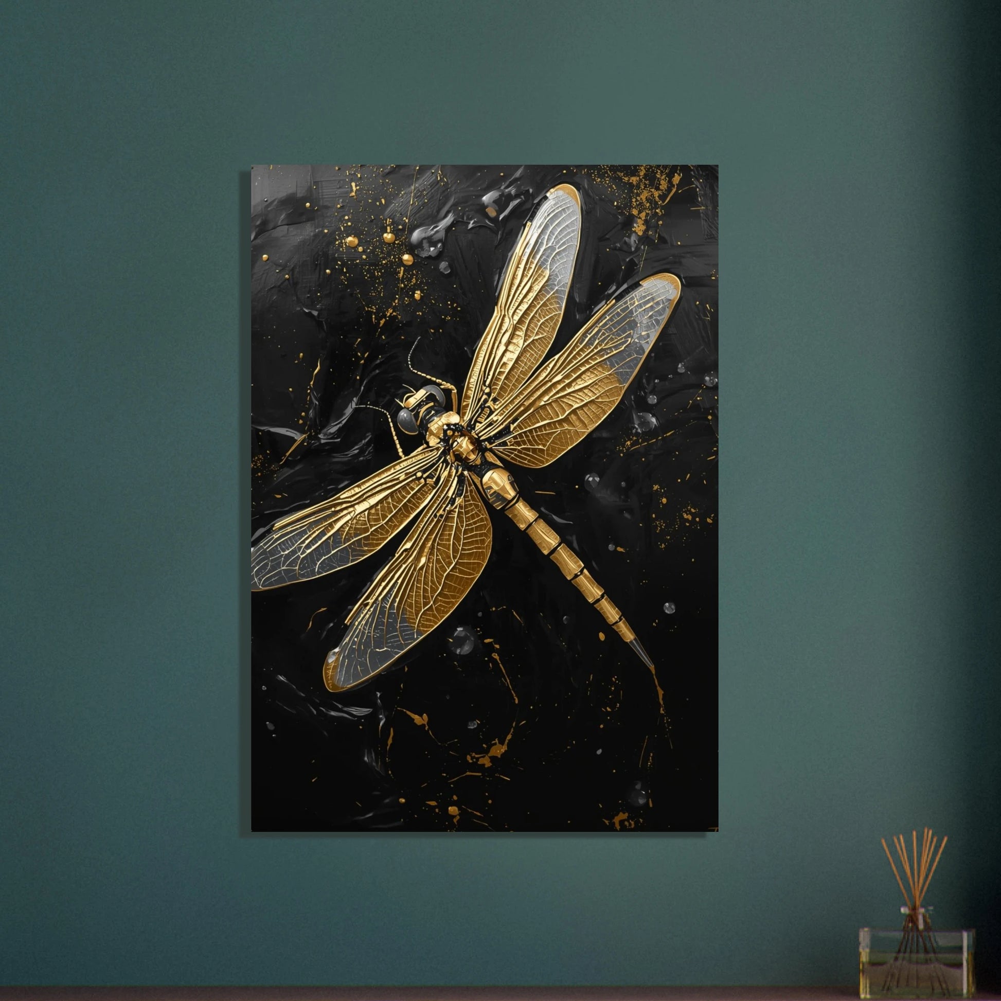 Gyllene trollslända i impasto-stil på svart bakgrund med guldfärgstänk.