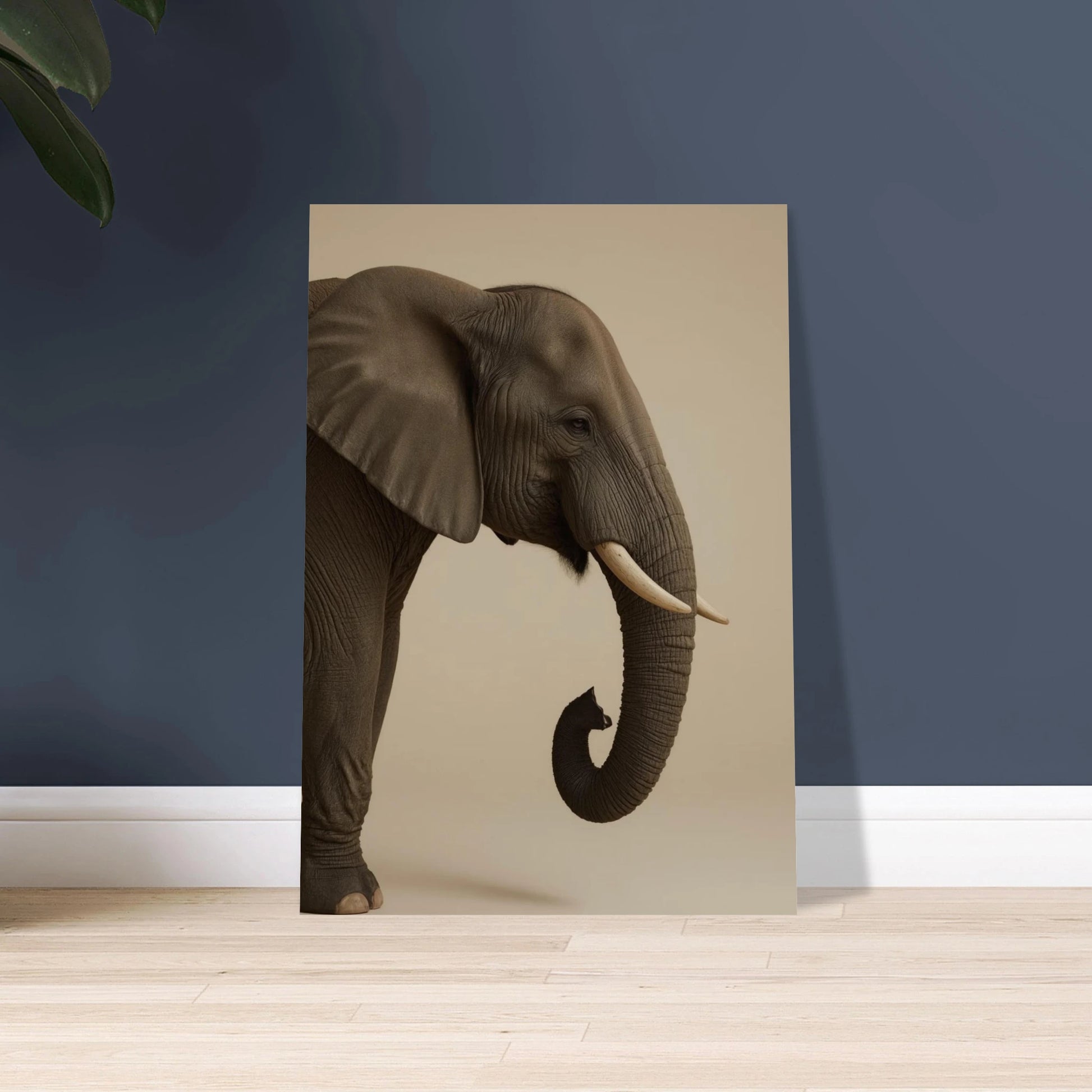 Majestätisk elefant i profil med betar, lugn och kraftfull.
