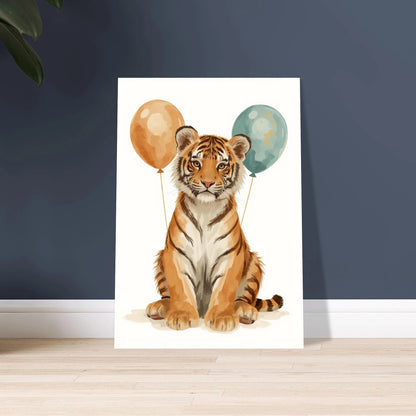 Söt tigerunge i gouache-stil med ballonger, lekfullt djurmotiv för barnrum.