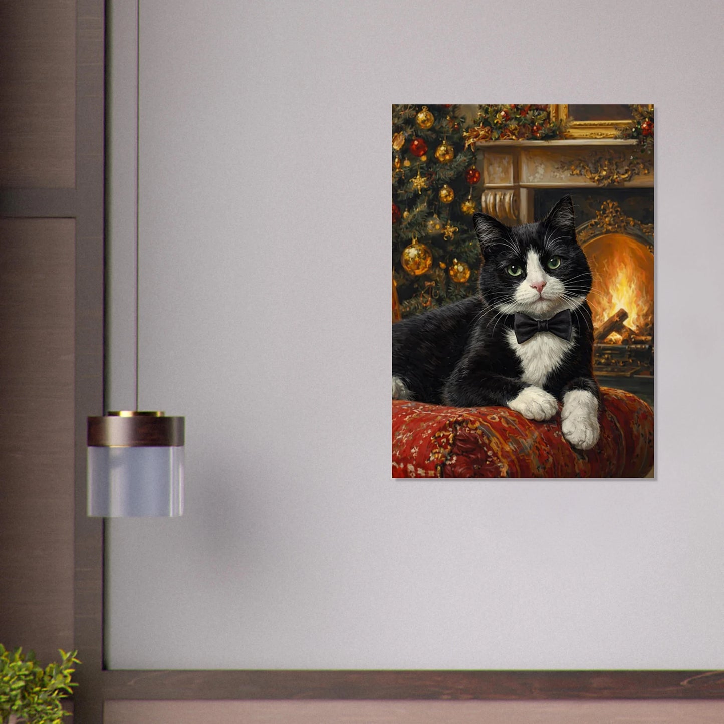 Poster med en målad Tuxedo-katt med julgran och brasa, hängandes på en vit vägg i ett rum – Målad poster