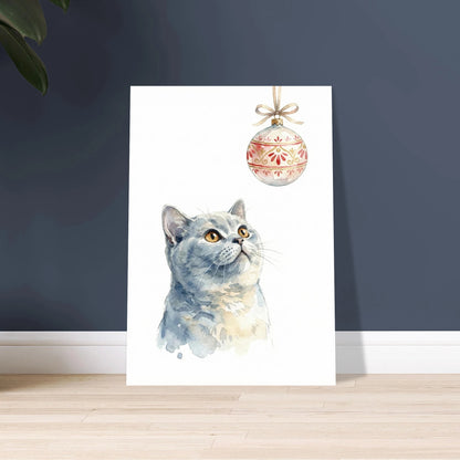 Nyfiken katt med liten fågel på huvudet, lekfullt djurmotiv.