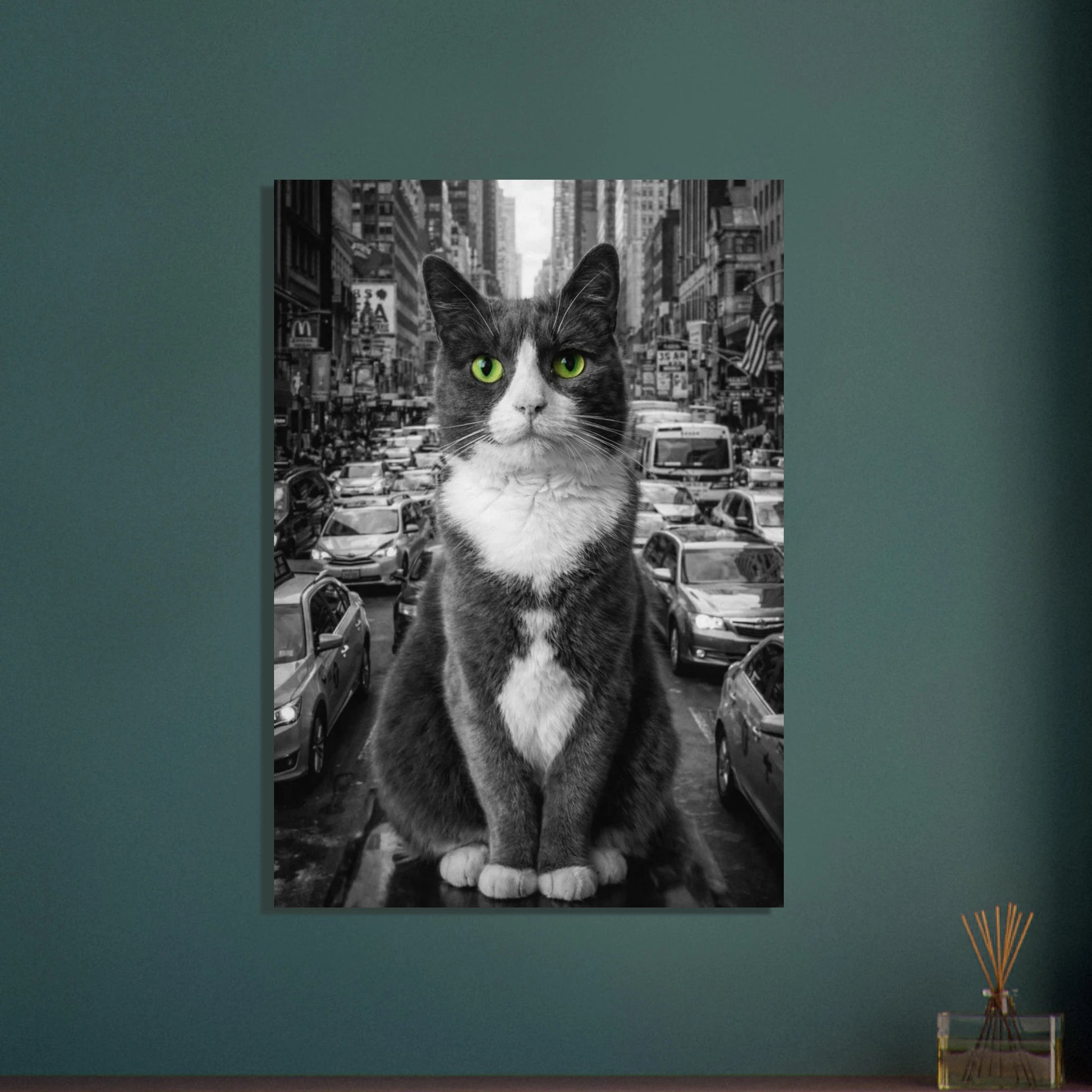 Poster med svartvit katt med gröna ögon i stadsmotiv, monterad på enfärgad vägg – Fotorealistisk poster