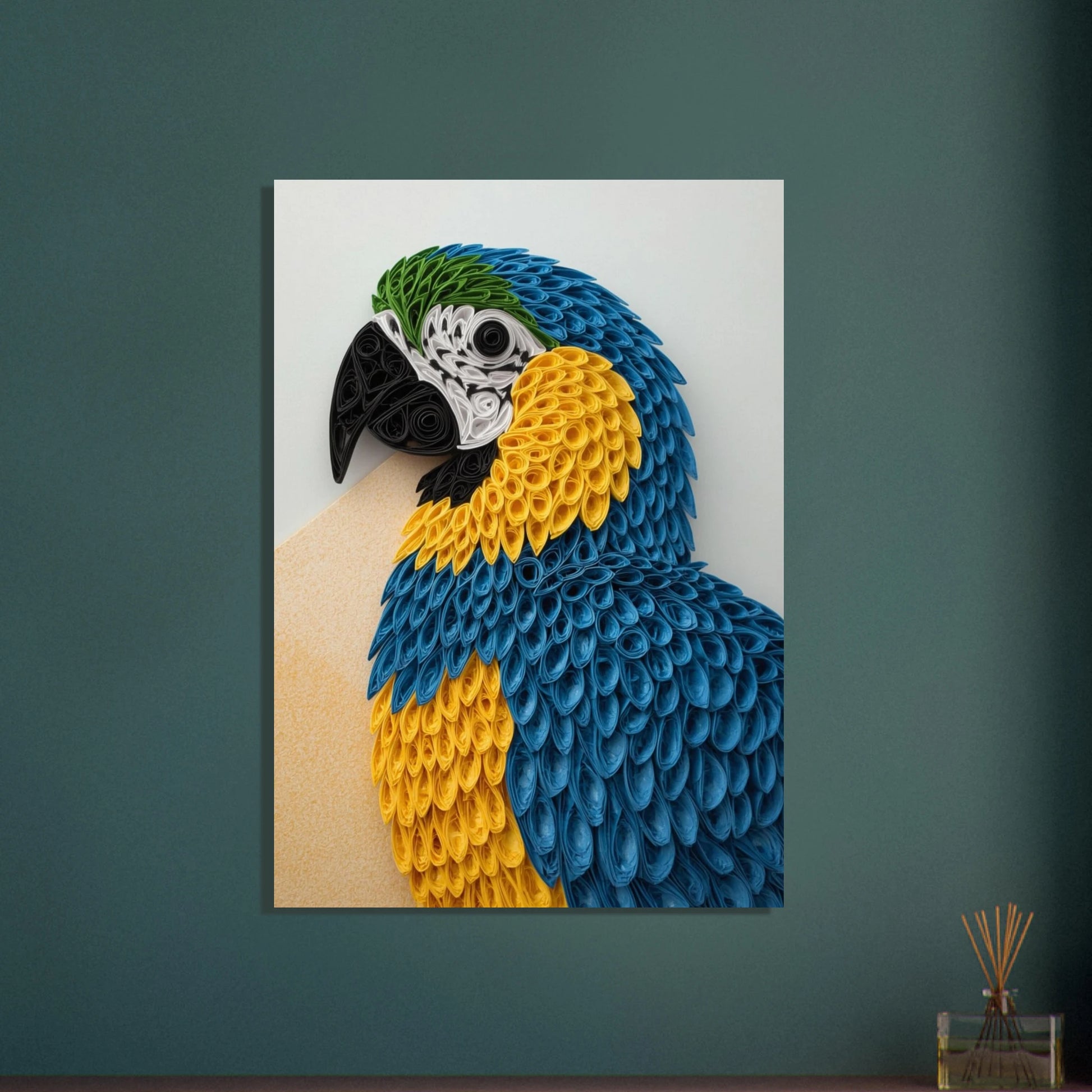 Detaljerad papegoja i quilling-teknik, färgstark och konstnärlig.
