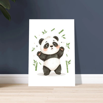 Söt baby panda med stora ögon, omgiven av bambu.