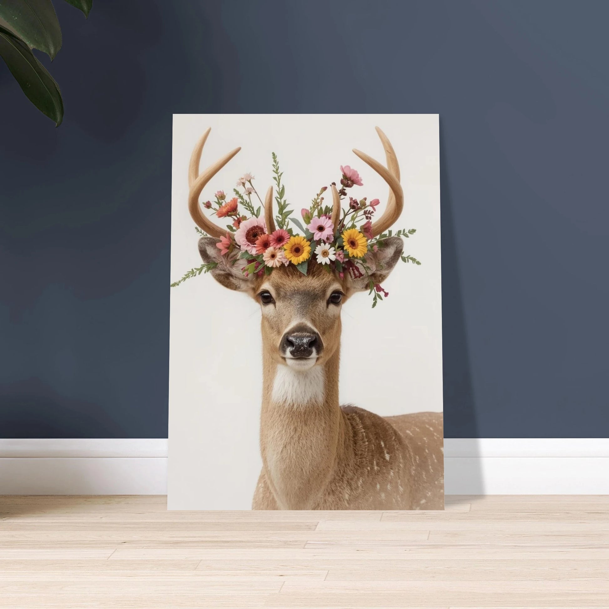 Majestätisk hjort med vildblommor på hornen, lugn och naturlig stämning.