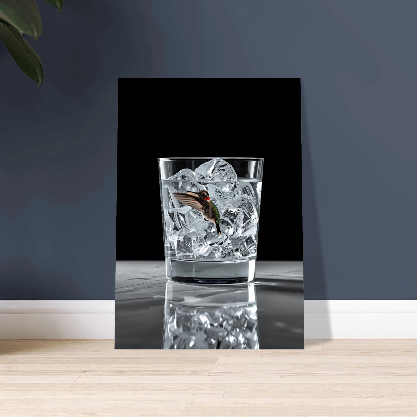 Kolibri i gin-glas med is, surrealistisk och sval konst.