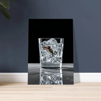 Kolibri i gin-glas med is, surrealistisk och sval konst.