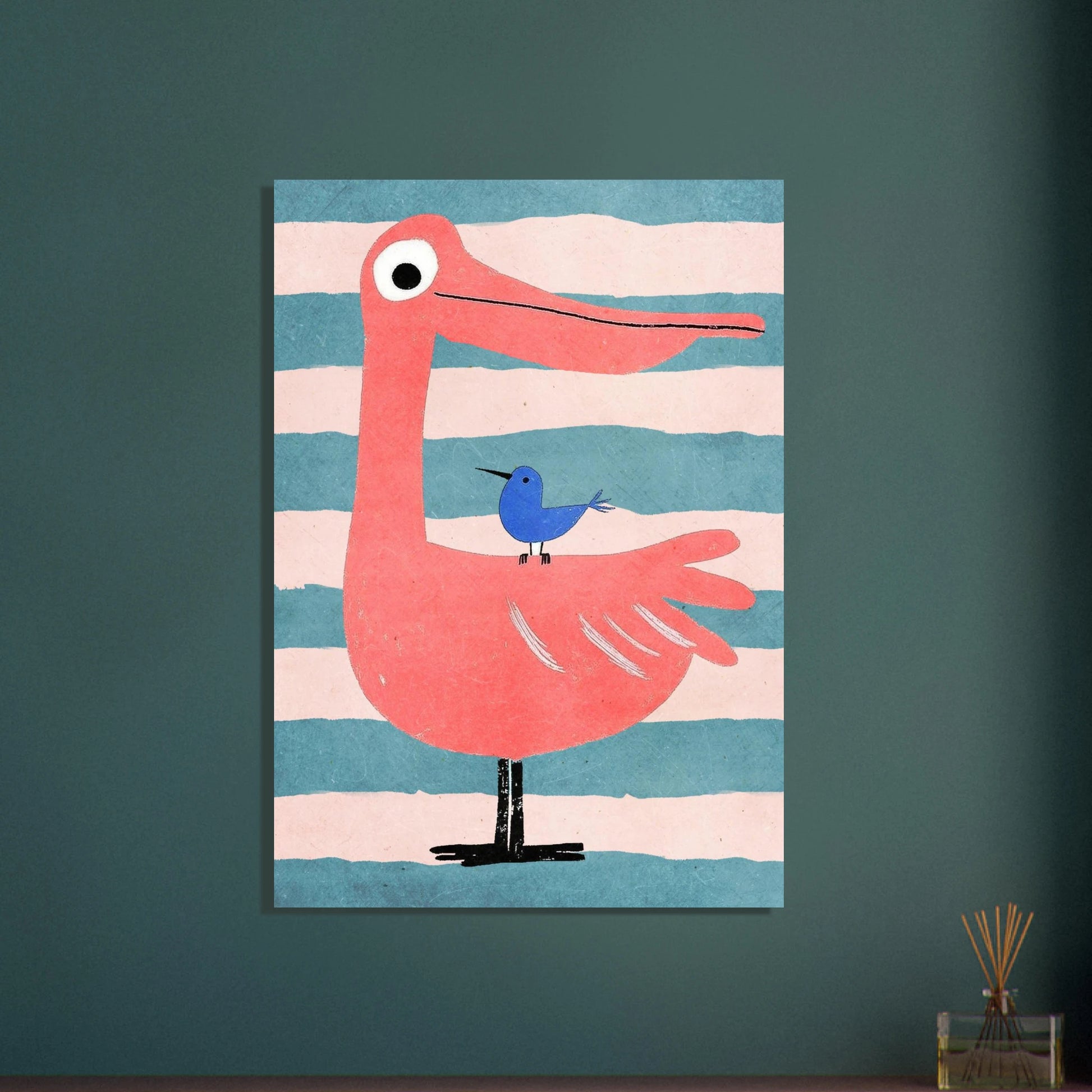 Lekfull flamingo med liten blå fågel, vänskapligt djurmotiv i pastellfärger.