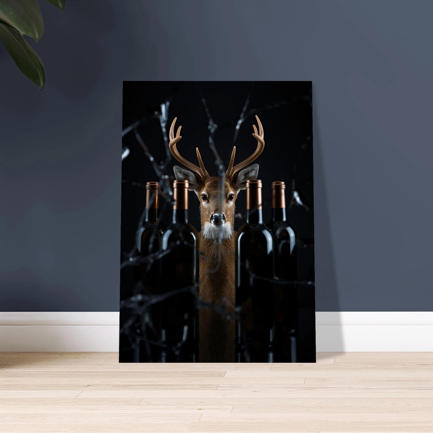 Majestätisk hjort med horn som tittar fram mellan vinflaskor