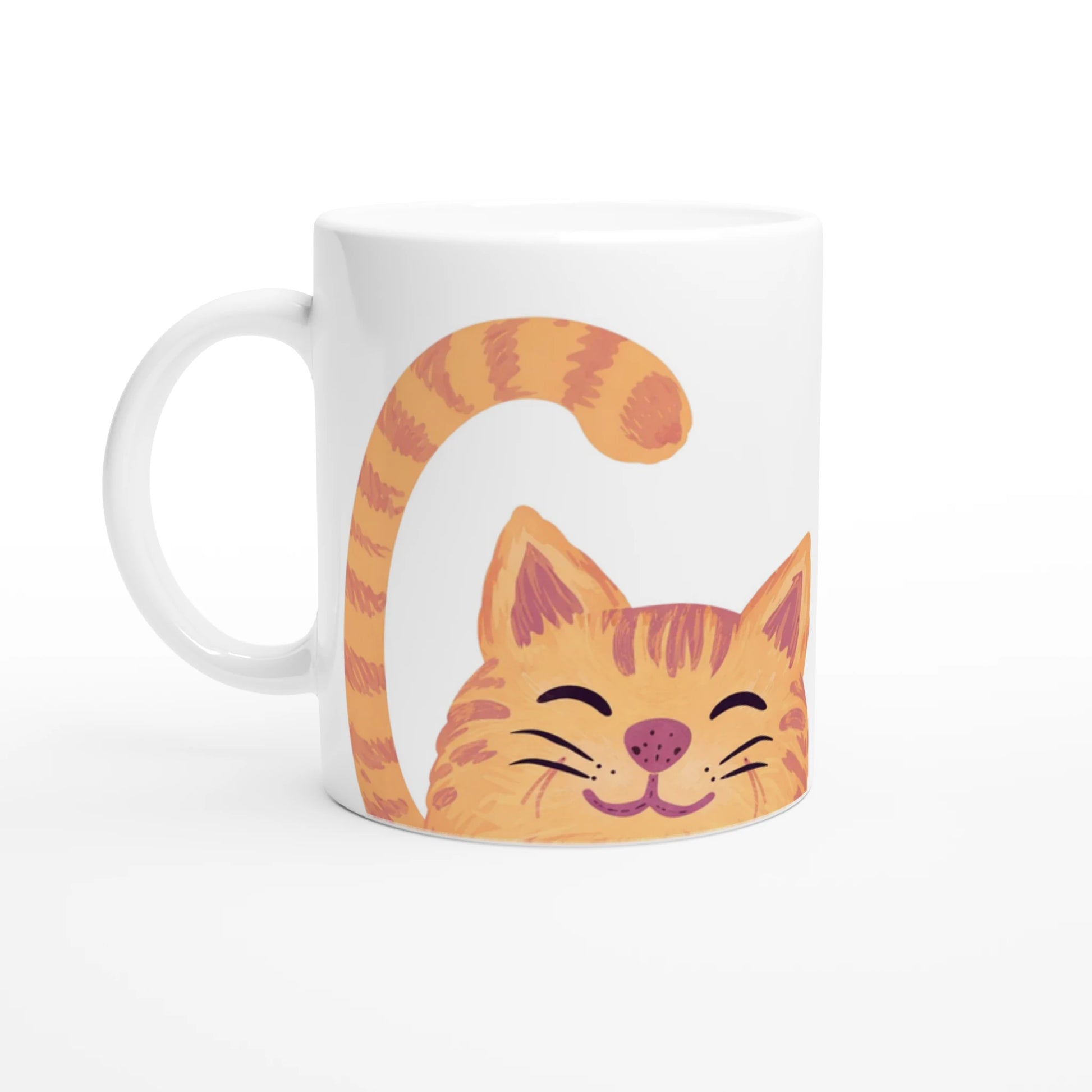 Orange katt med ett sött leende på vit mugg 